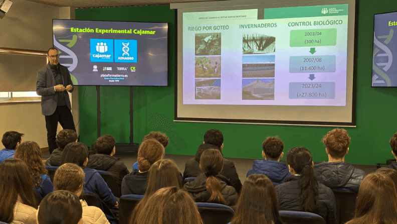 El director de la Estación Experimental Cajamar, Ramón Gil, con los alumnos del Tour del talento 2025, organizado por la Fundación Princesa de Girona