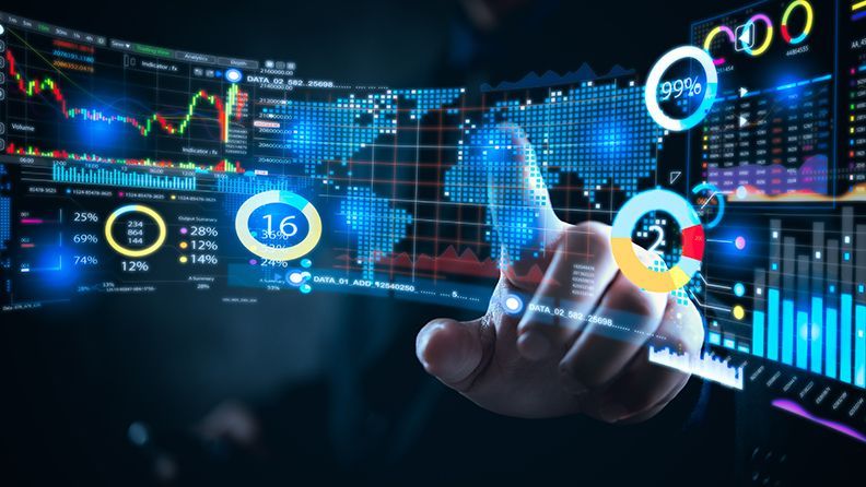 Hombre de negocios interactuando con datos globales en una interfaz digital