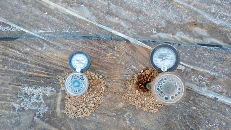 Figura 4. Colocación de tensiómetros a dos profundidades (tensiómetro de la izquierda a 15 cm, el de la derecha a 30 cm) para controlar la humedad durante la biosolarización y evitar pérdidas por lixiviado.