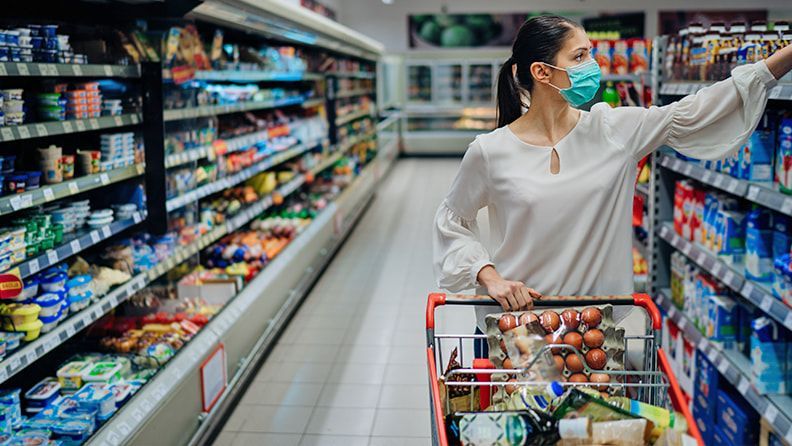 Mujer en un supermercado 