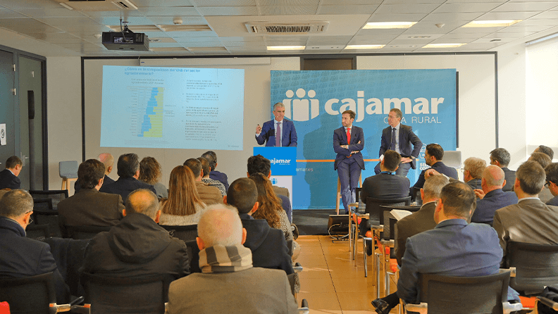 Roberto García Torrente, director de Desarrollo Sostenible de Grupo Cajamar, durante la presentación