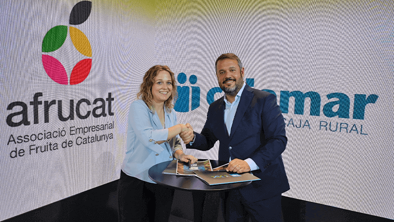 La presidenta de la Asociación, Montserrat Baró, y el director territorial de Cajamar en Cataluña, Martín Tomás Guirao, han rubricado esta alianza en el estand de Cajamar en Fruit Attraction