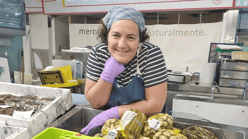 La pescadera, Beatriz Reimondez, en su puesto de "La Pescadería de mi Barrio" en el mercado de Teis (Vigo. Efeagro/La Pescadería de mi Barrio