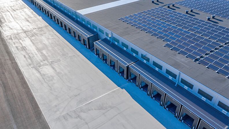 Terminal de carga y paneles solares en el techo