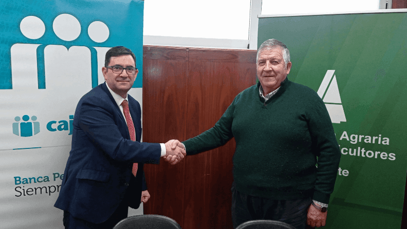 Firma del acuerdo entre el director de Zona de Cajamar en Castilla-La Mancha, Daniel García, y el presidente de ASAJA Albacete, Jorge Navarro