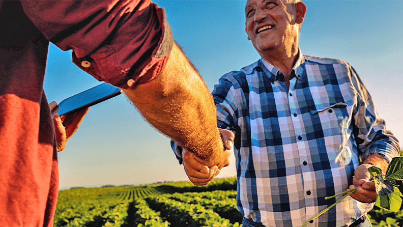 Agricultor y técnico en una finca 