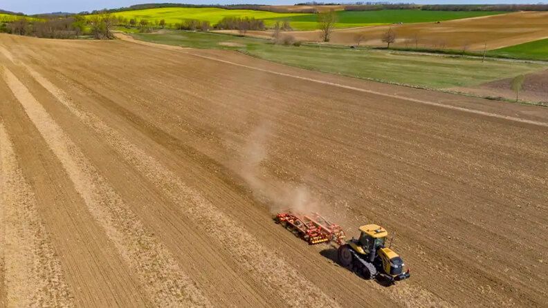 Un agricultor ara la tierra