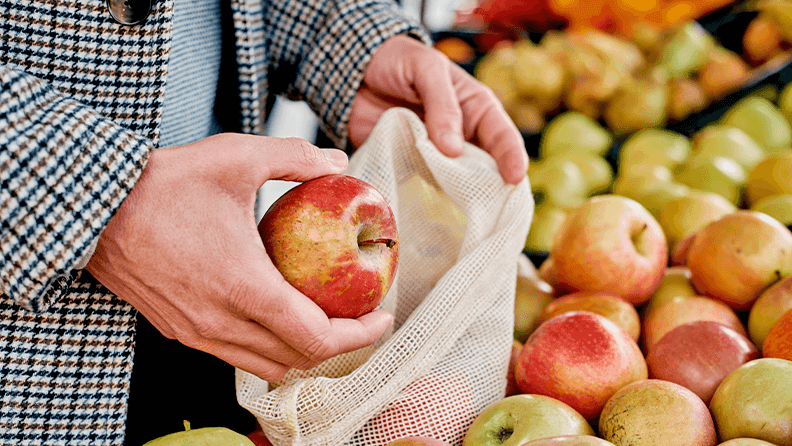 Compra de manzanas en supermercado