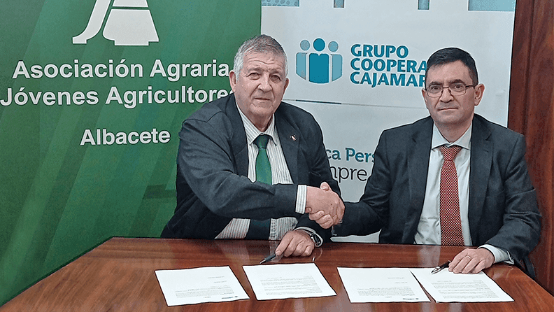 En la imagen (de izquierda a derecha): el presidente de la Asociación de Jóvenes Agricultores de Albacete, Jorge Navarro González, y el director de Zona de Cajamar en Castilla-La Mancha, Daniel García Rausell.
