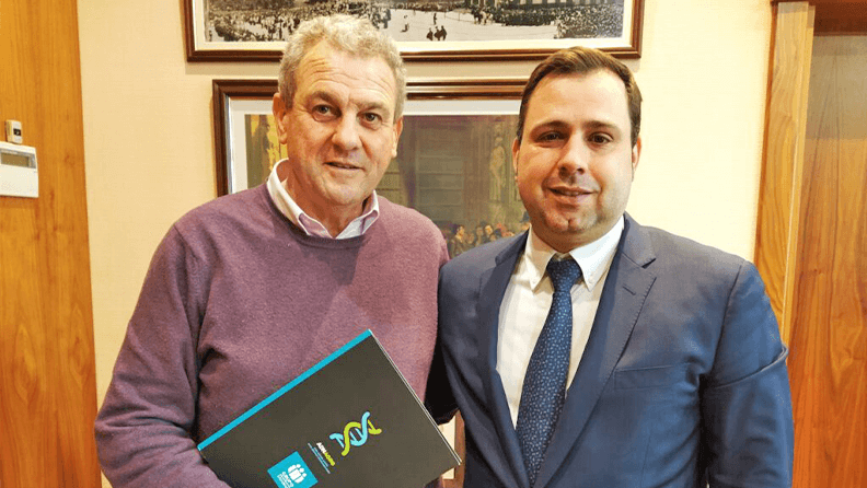 Firma entre el presidente de ASOPROA, Celestino Recatalá, y el gerente de Empresas Negocio Agroalimentario y Cooperativo-Empresa Auxiliar de CAJAMAR, José Manuel Enríquez