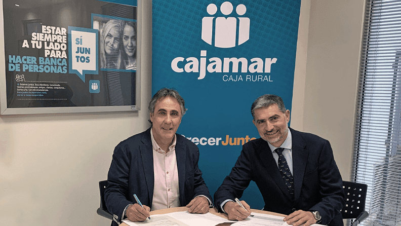 El presidente de la Comunidad de Regantes de los Canales del Bajo Carrión, Jose Antonio Ibarlucea López, y el director territorial de Cajamar en Castilla y León, José Antonio Benavides López.