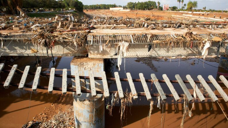 Puente destrozado por el paso de la dana en la provincia de Valencia