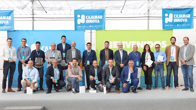 Foto de familia de ponentes y representantes de startups en el Demo Day de noviembre de 2023
