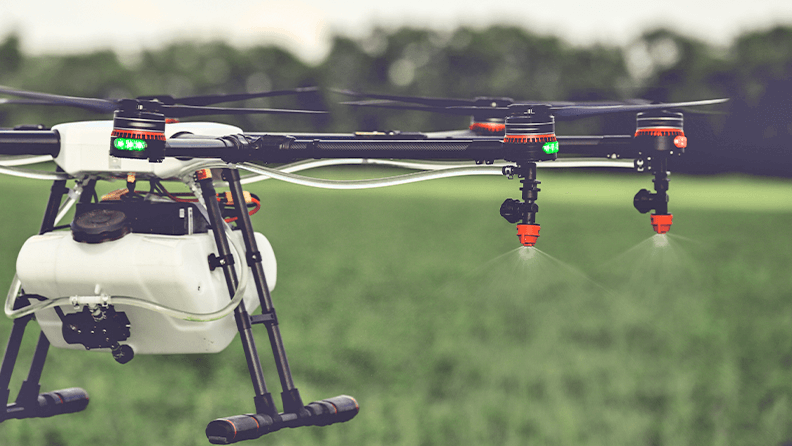 Un dron en un campo de patatas