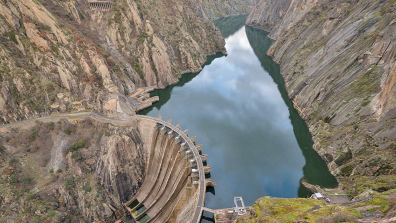 Embalse del río Duero en Aldeadavila, provincia de Salamanca, España
