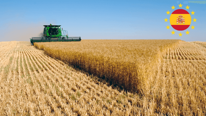 Tractor realizando labores en un campo
