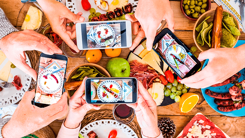 Tomando fotos de distintas recetas con el móvil