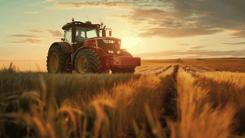 Un tractor en un campo al atardecer
