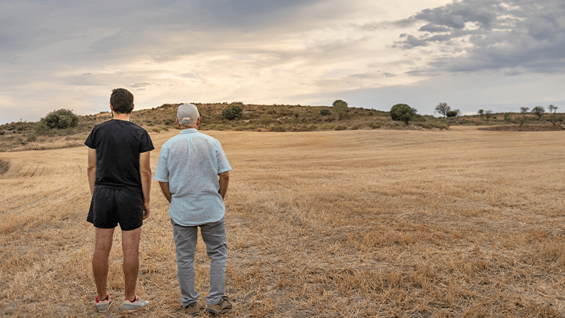 Padre e hijo agricultores en Huesca, Aragón, España