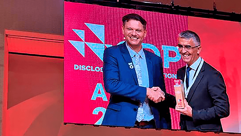 El director de Desarrollo Sostenible de BCC-Grupo Cajamar, Roberto García Torrente, recogió ayer en París el premio otorgado por CDP a la banca cooperativa Cajamar