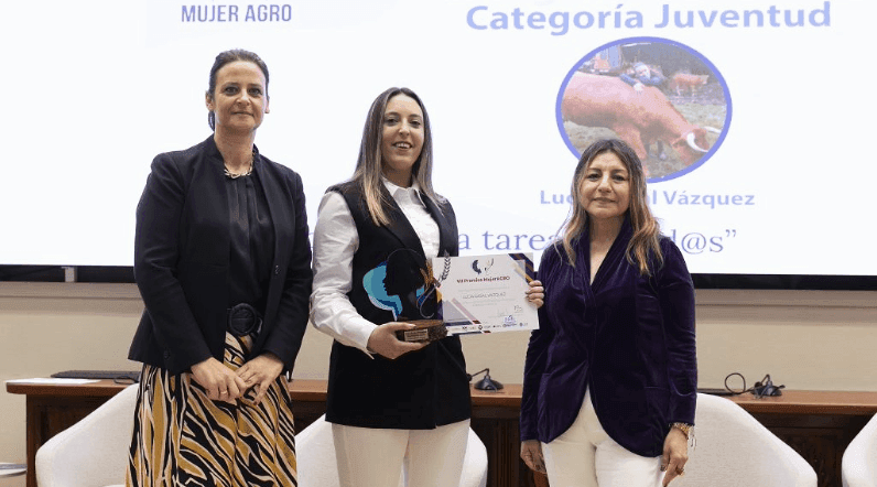 Entrega el premio. Gissele Falcón Haro, directora de Siete Agromarketing junto con Ruth Barroso Pérez, directora de Negocio de la Dirección Territorial Centro de Cajamar Caja Rural.