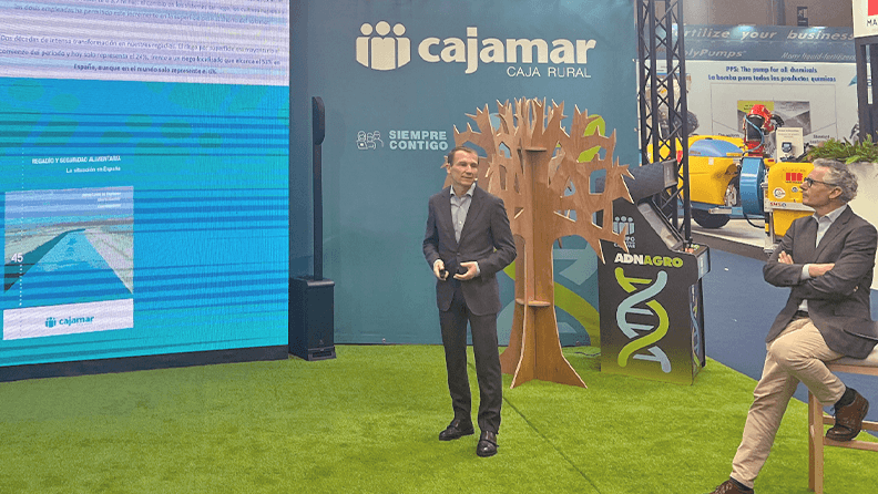 Presentación con el coordinador de la obra y catedrático de Economía Agraria de la Universidad Politécnica de Madrid, Alberto Garrido, y el director del Servicio de Estudios y Publicaciones de la Fundación Grupo Cajamar, Ignacio Atance