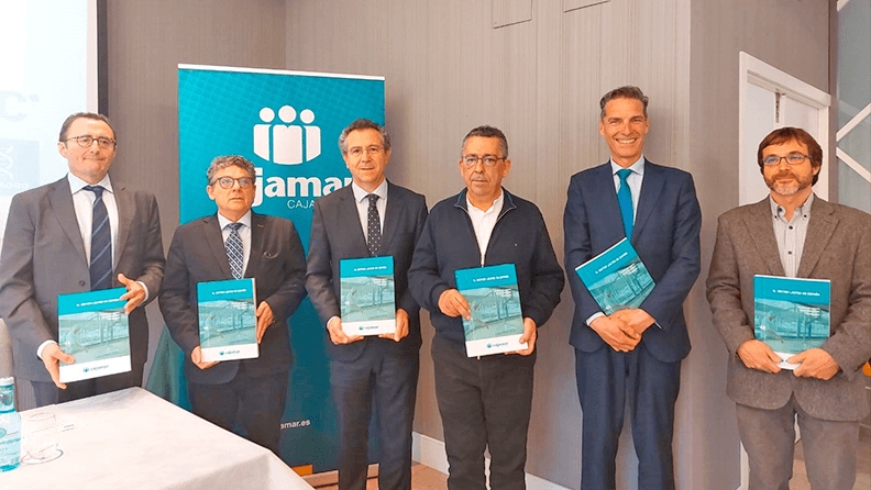 El presidente de la Organización Interprofesional Láctea (InLac), Daniel Ferreiro, y el presidente de Cajamar, Eduardo Baamonde, han presentado este mediodía en Lugo la publicación ‘El sector lácteo en España’ junto a los dos coordinadores de la obra
