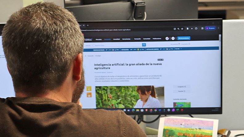 Un usuario visita la web de Plataforma Tierra