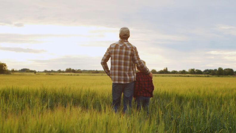 Imagen de un padre y un hijo, representando el relevo generacional en el sector primario.