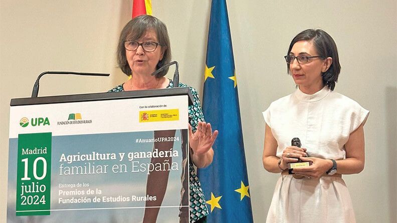 La periodista y nueva presidenta de la APAE, Lourdes Zuriaga, junto a Elisa Plumed.