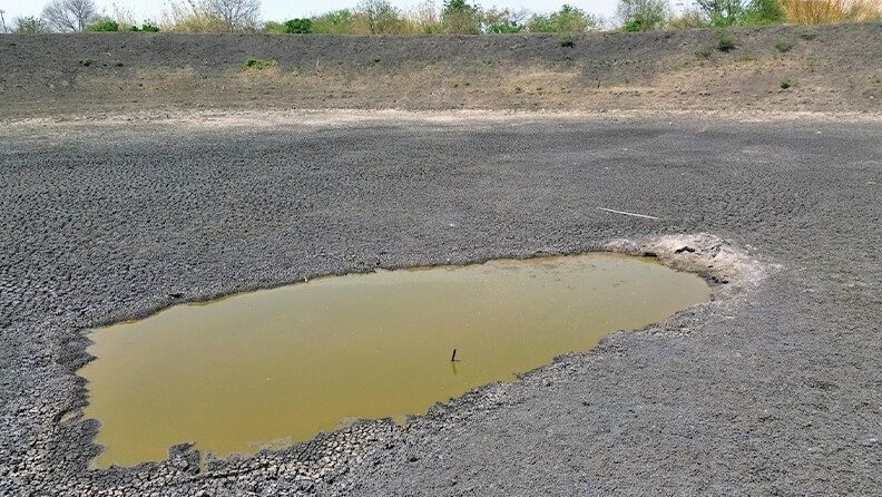 Fotografía que muestra un retén de agua llamado 'El Mezquital', el 26 de abril de 2024, en el poblado San Matías Chilazoa, municipio Ejutla de Crespo, Oaxaca (México). EFE/ Jesús Méndez