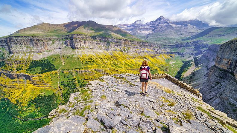 Mujer de senderismo por los picos de los Pirineos en el Valle de Ordesa, España.