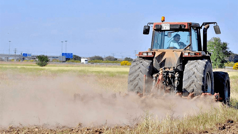 Un hombre conduce un tractor en una finca de Albacete. Efeagro/Manu