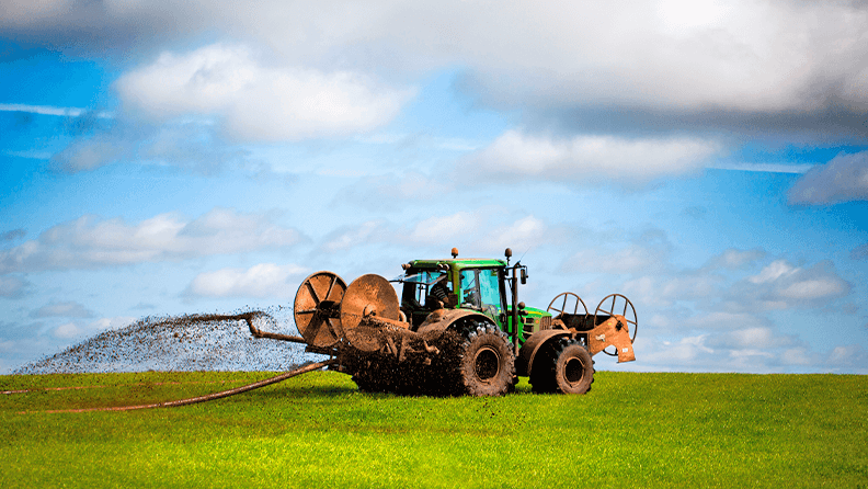 Tractor abonando el campo