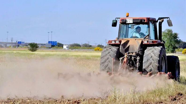 Un agricultor español labrando la tierra. Efeagro/Manu