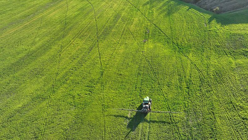 Un agricultor con su tractor prepara las tierras abonándolas para en Navarra. Efeagro/Archivo/Jesús Diges