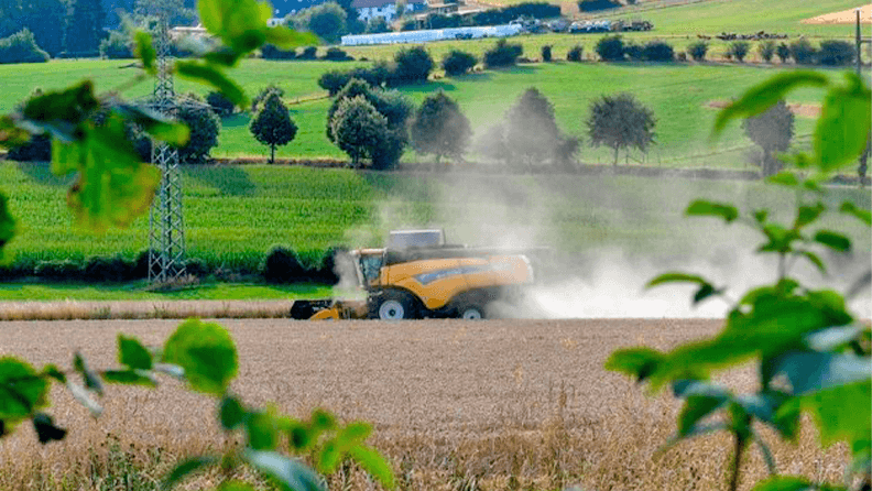 Un tractor realizando labores agrícolas. Efeagro