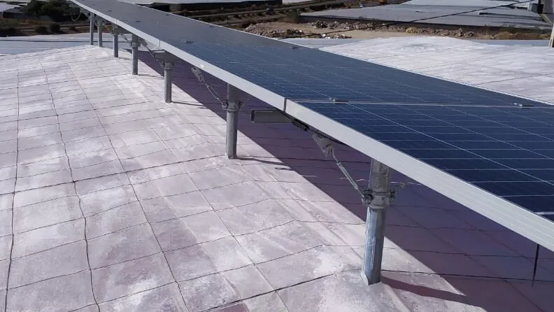 Detalle de una línea de placas solares