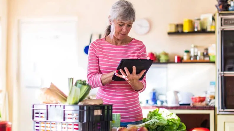 Mujer haciendo compra online con una tablet