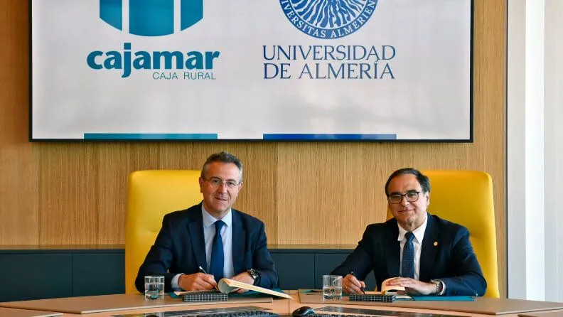 El rector de la Universidad de Almería, José Joaquín Céspedes Lorente, y el presidente de Cajamar, Eduardo Baamonde Noche.