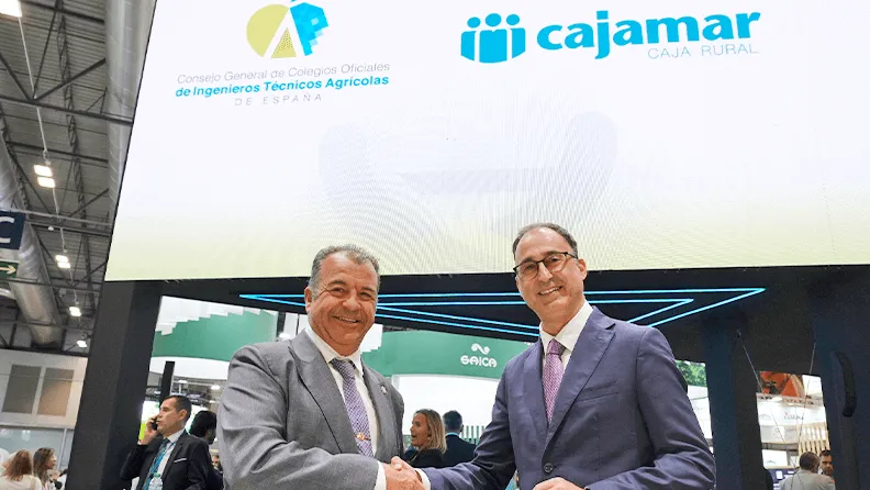 El director general de Cajamar, Manuel Villegas, y el presidente del Consejo General de Colegios Oficiales de Ingenieros Técnicos Agrícolas de España, Carlos Gutiérrez