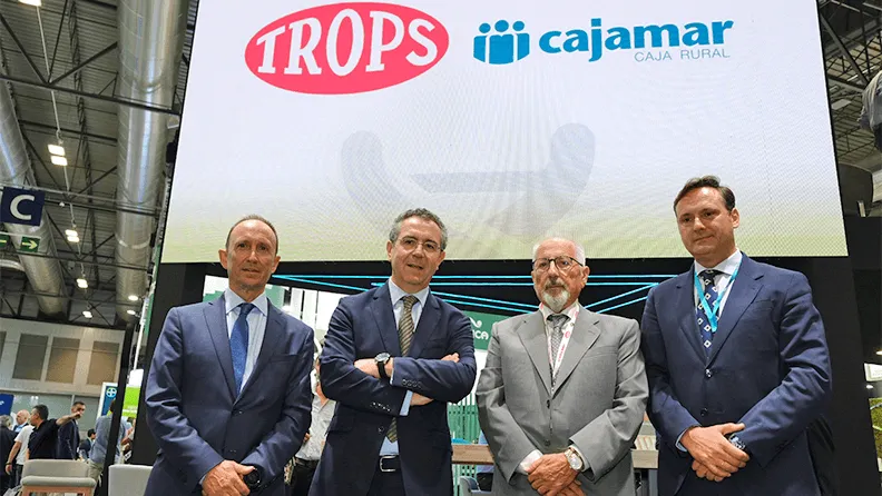 El estand de Cajamar en Fruit Attraction ha albergado la rúbrica por parte del presidente de Trops, José Linares Pérez, y el presidente de Cajamar, Eduardo Baamonde