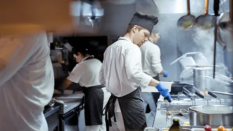 Cocinero preparando una receta