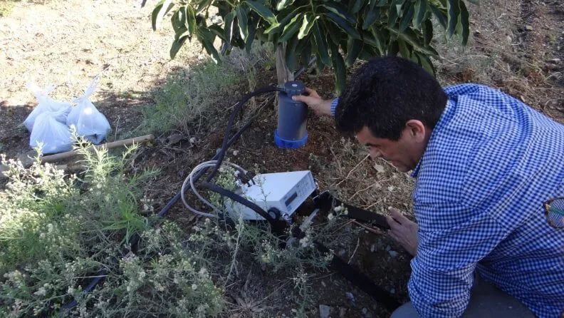 Conductividad eléctrica para análisis de tierra en agricultura