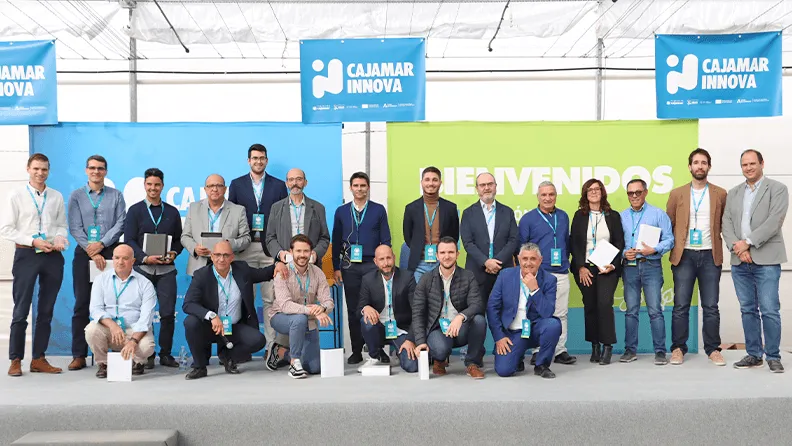 Foto de familia de ponentes y representantes de startups en el Demo Day de noviembre de 2023