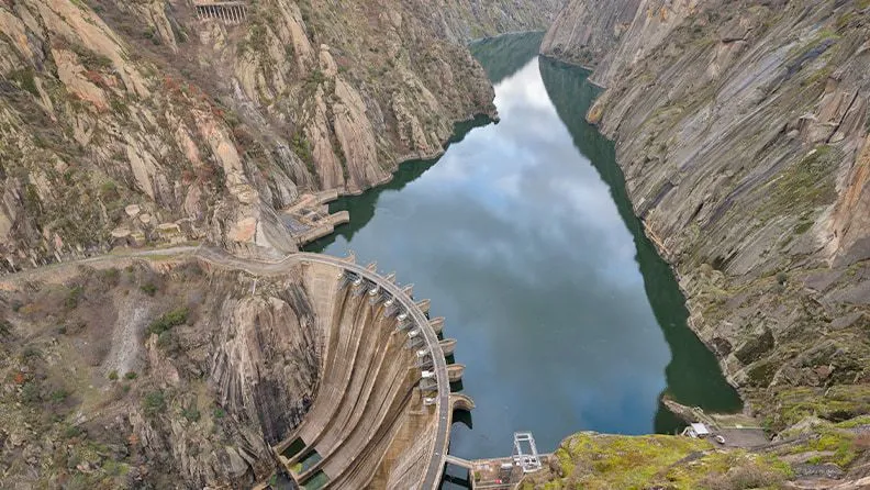 Embalse del río Duero en Aldeadavila, provincia de Salamanca, España
