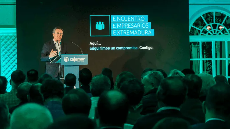 El presidente de Cajamar, Eduardo Baamonde, en el encuentro celebrado en Medellín (Extremadura).
