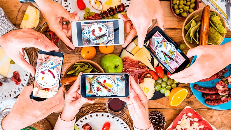 Tomando fotos de distintas recetas con el móvil