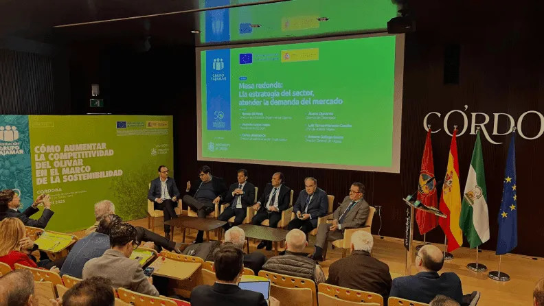 El encuentro organizado por Cajamar Caja Rural celebrado hoy, 3 de abril, en el Centro de Recepción de Visitantes de Córdoba, ha congregado a más de 140 profesionales del sector oleícola