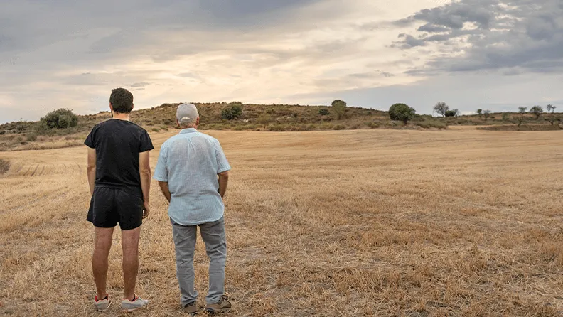 Padre e hijo agricultores en Huesca, Aragón, España